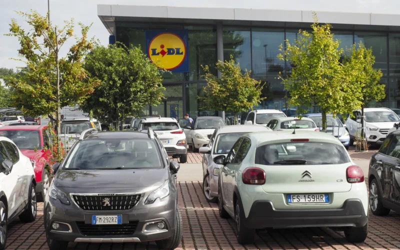 Automobiliai prie prekybos centro