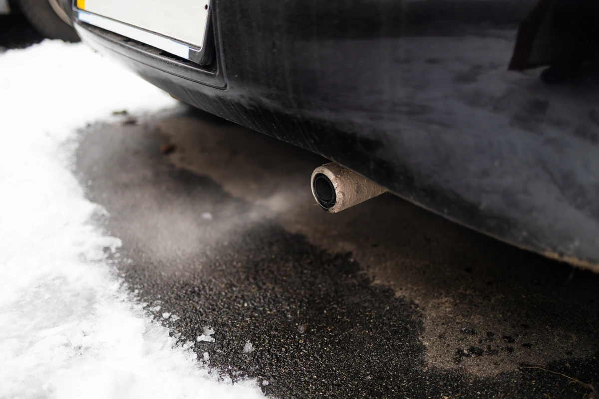 Bėgantis vanduo iš automobilio išmetimo vamzdžio