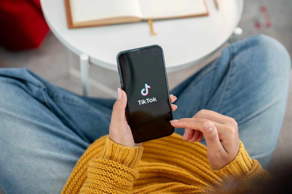 „Ieraudzīju TikTok un izmēģināju“: ārste novērtēja 5 skaistumkopšanas trikus – viens no tiem var beigties ļoti nopietni
