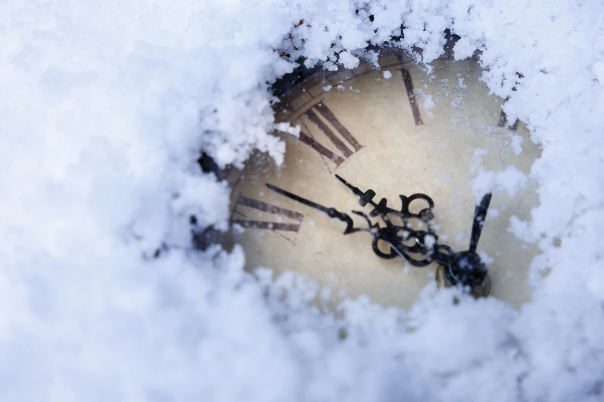 Ziemas laiks 2026. gadā: kad Lietuvā pagriezīsim pulksteņus un vai tiešām gulēsim stundu ilgāk?
