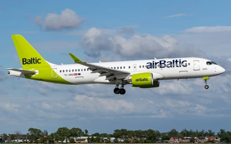 "airBaltic" skolos