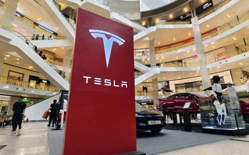 „Tesla“ logotips nav vienkārši T burts: Musks atklāja, kas tajā paslēpts, – bet tehnikas eksperti atrada dīvainu neatbilstību