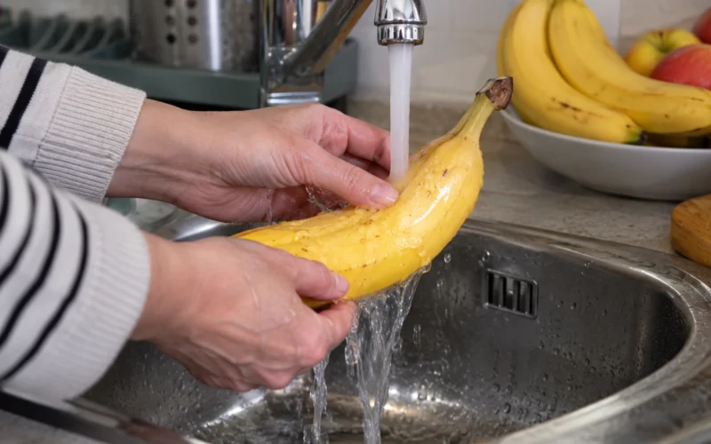 Reikia ar nereikia plauti bananą prieš valgant?