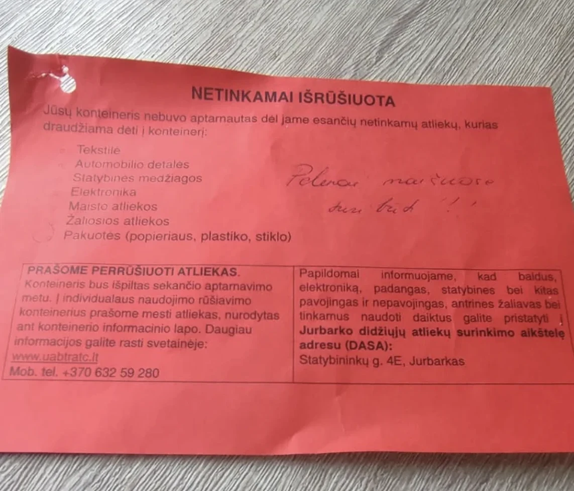 Raudonas lapelis ant konteinerio