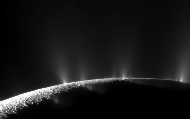 Saturno palydovo Encelado ledo fontanai mokslininkams pateikė naują mįslę