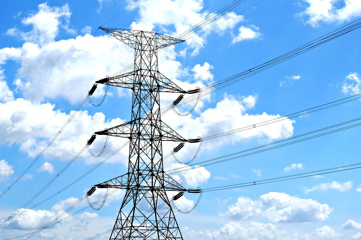 2027. gadā elektroenerģijas pārvades daļa tarifā palielināsies par 3,3 procentiem: patērētājiem jāizvērtē nākamie rēķini