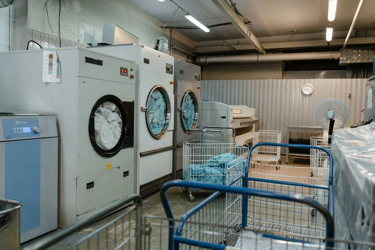 Skalbimo mašiną jungiate vakare: elektros sąskaitą gali sumažinti tinkamai pasirinktas laikas