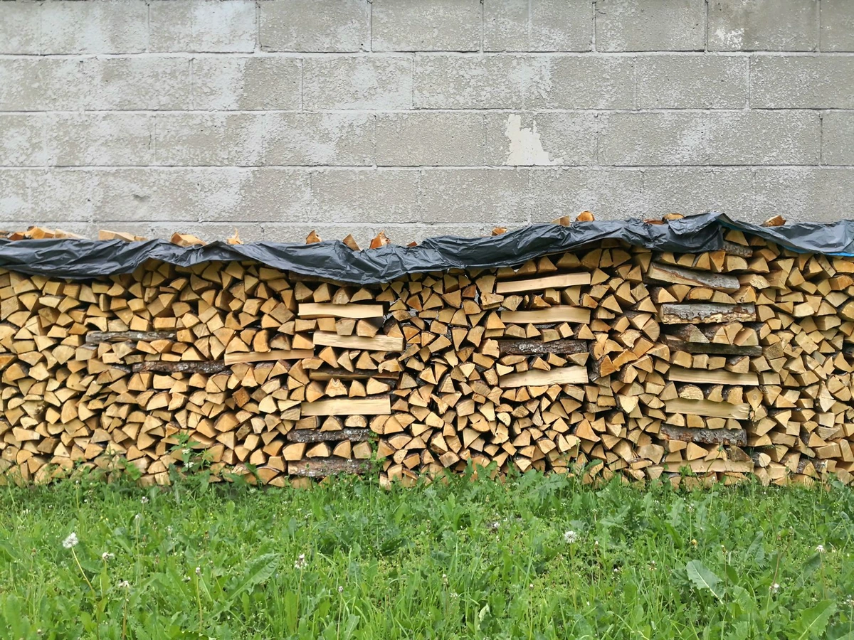 Vokiečiai malkas krauna į apvalias rietuves: kodėl taip sukrautos jos išdžiūsta greičiau