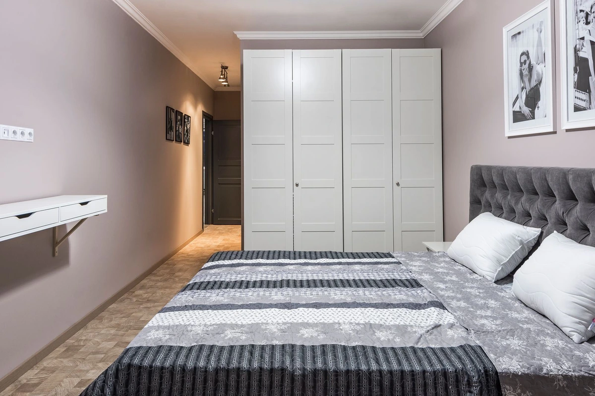 Spinta prie išorinės sienos: kodėl už jos kas rudenį atsiranda pelėsis ir kiek centimetrų reikia palikti