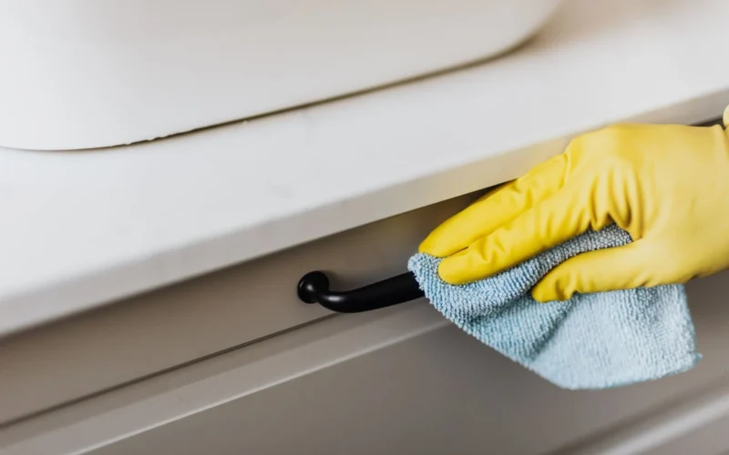 Po valymo virtuvės spintelės vėl pritraukia dulkes: kasdienis produktas saugo paviršių