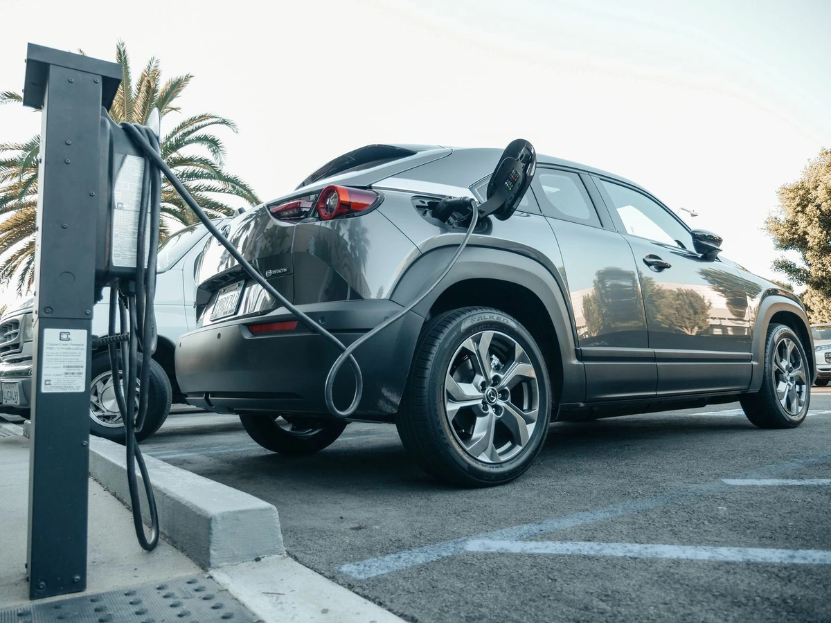 Naujas elektromobilis už mažiau nei 15 tūkst. eurų: ar brangstant degalams jis jau atsiperka