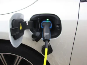 Naujas elektromobilis už mažiau nei 15 tūkst. eurų: ar brangstant degalams jis jau atsiperka