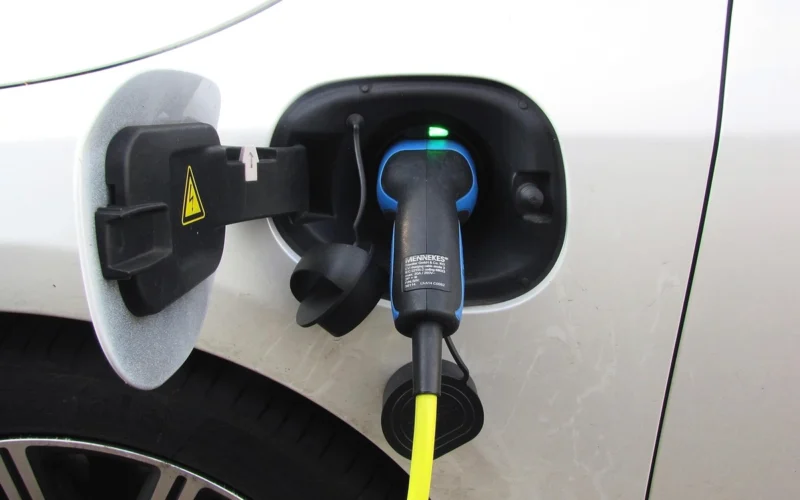 Naujas elektromobilis už mažiau nei 15 tūkst. eurų: ar brangstant degalams jis jau atsiperka