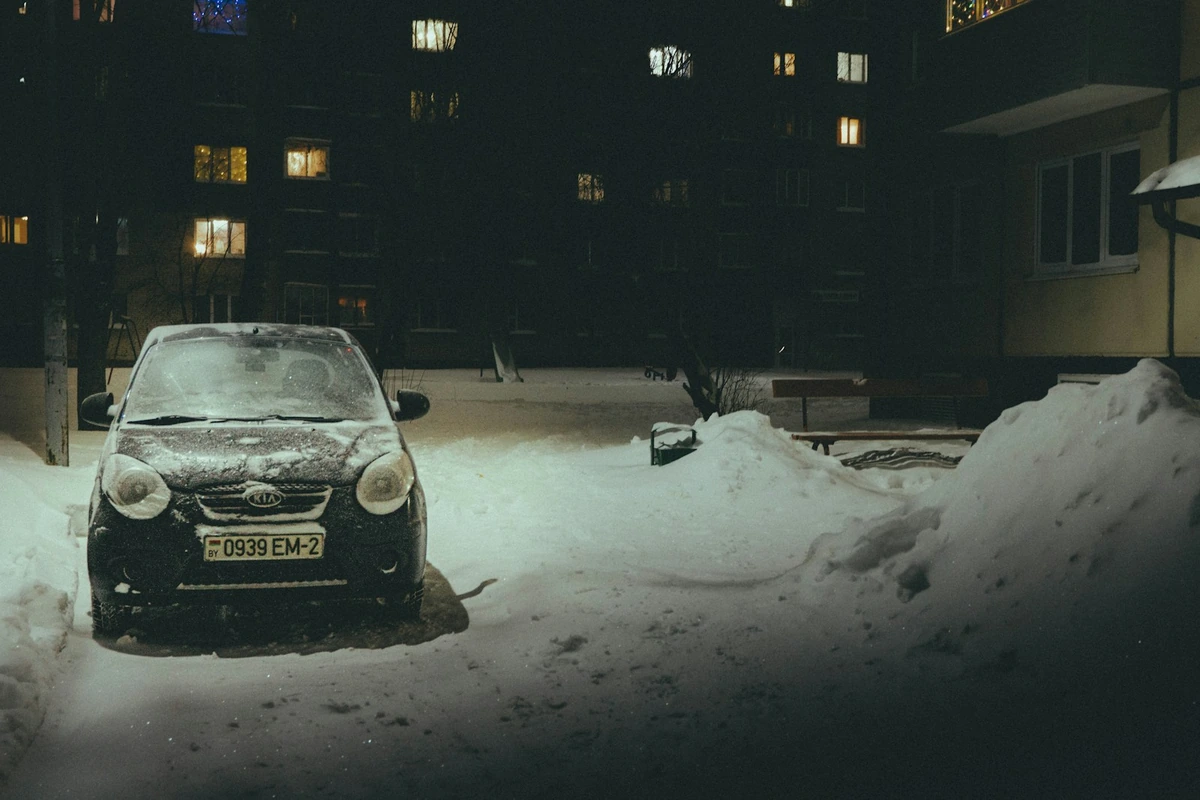 Po šalnos variklis sunkiau užsiveda: kokie akumuliatoriaus požymiai rodo, kad jis silpsta