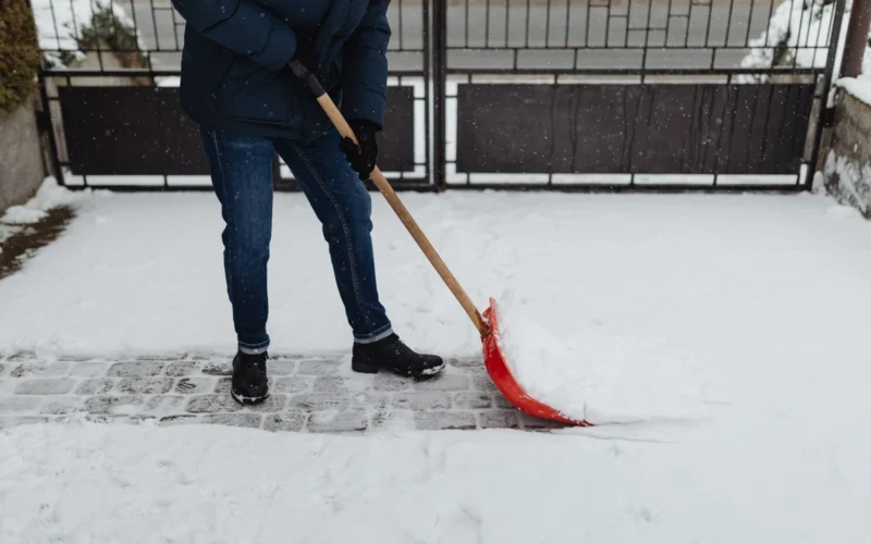Kas turi kasti sniegą nuo bendro įvažiavimo: abu kaimynai ar vienas iš jų?