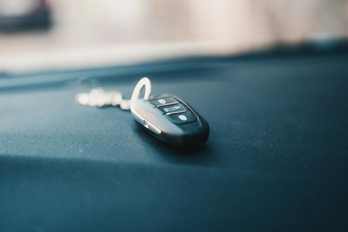 Šeimos automobilį skolinti suaugusiam vaikui: pagalba tėvams ar rizika jų piniginei?