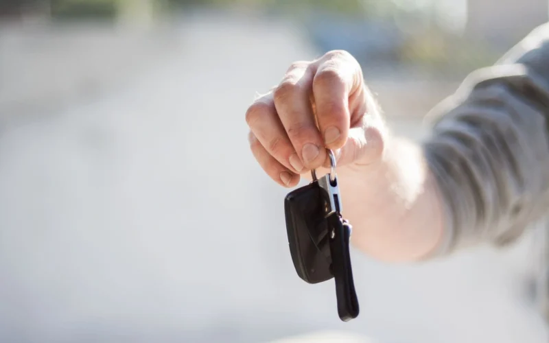 Šeimos automobilį skolinti suaugusiam vaikui: pagalba tėvams ar rizika jų piniginei?