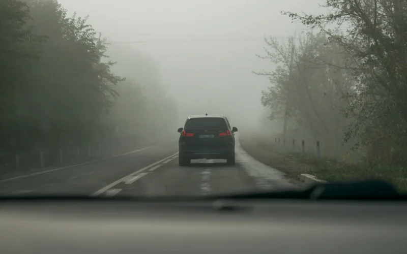 Ūkanotą rytą šviesų nepalieku „auto“ režime: rūke jutiklis dažnai neįjungia galinių žibintų, todėl įjungiu artimąsias pats