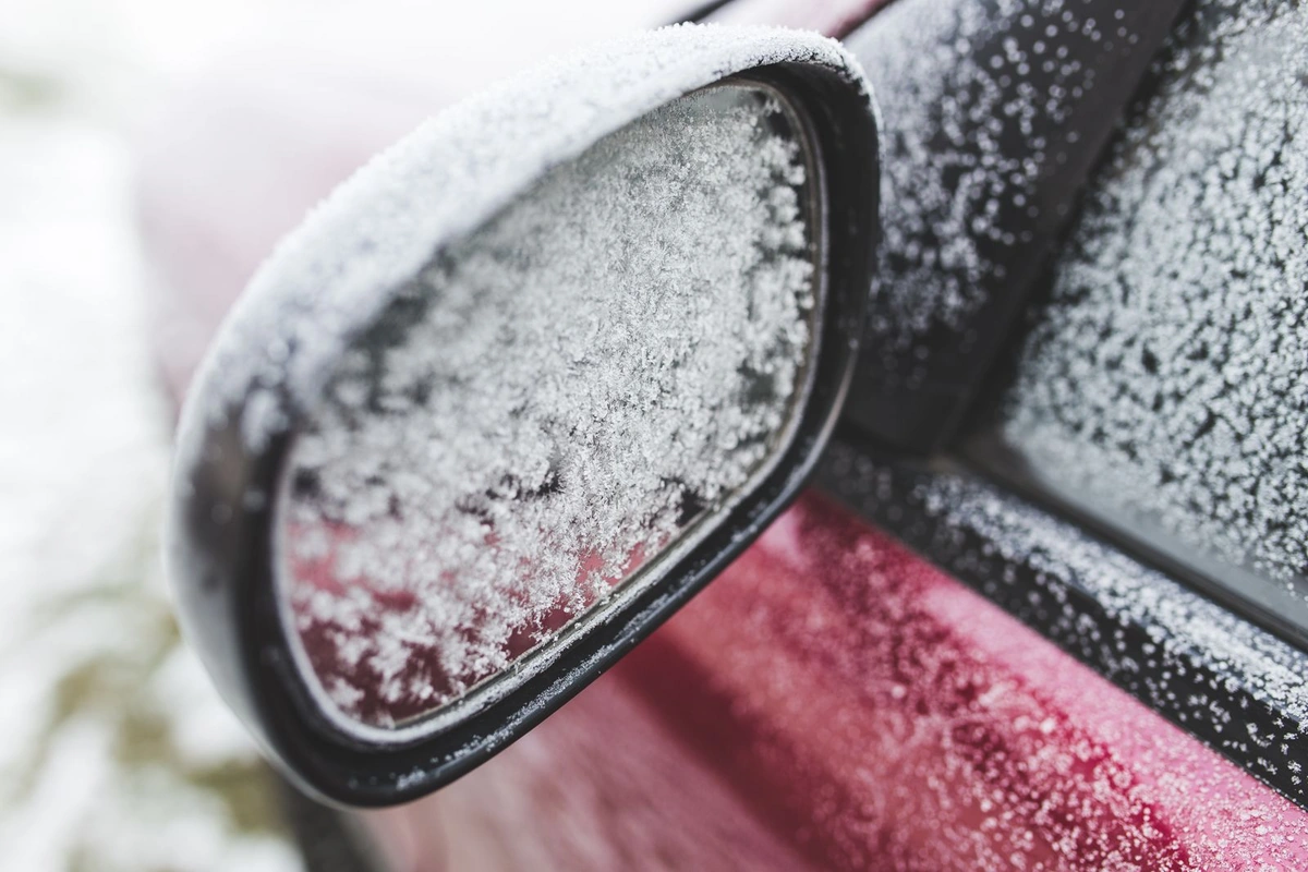 Automobilio durų tarpines prieš šalnas patepu silikonu: rytais durelės nebeprišąla