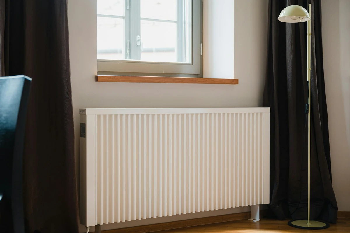 Meistras parodė, ką daugelis daro neteisingai su radiatoriais: vos vienas veiksmas ir šildymo sąskaita krito pastebimai