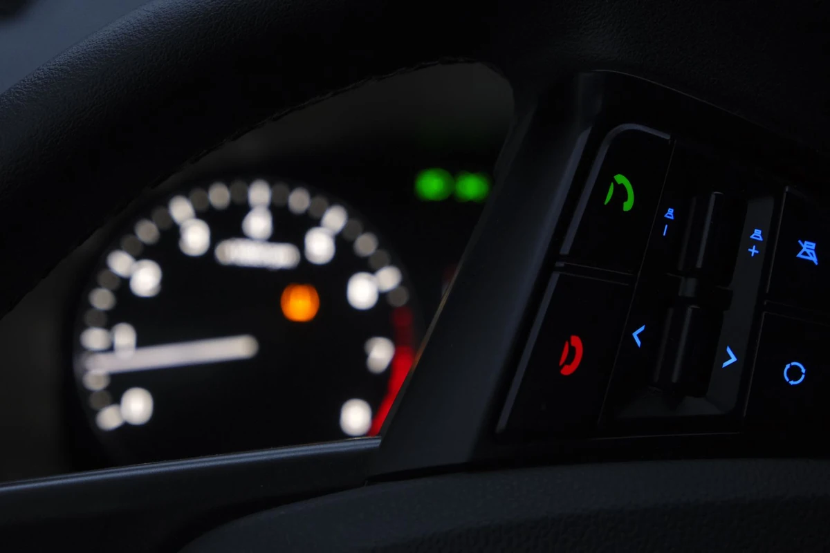 Automobilis trūkčioja važiuojant: dažniausios priežastys ir kada remontą būtina atlikti nedelsiant