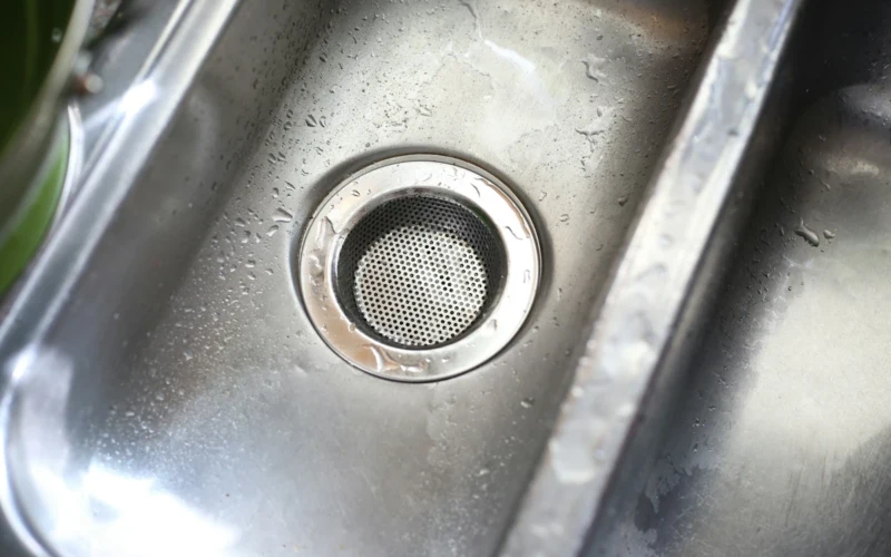 Kriauklėje vanduo nebenuteka: kaip išvalyti sifoną neišardant viso vamzdyno?