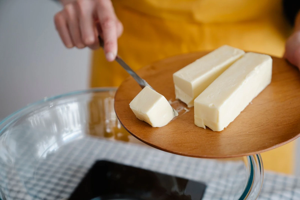 Sviestas keptuvėje paruduoja per kelias minutes: riešutinis aromatas pagyvina saldžius ir sūrius patiekalus