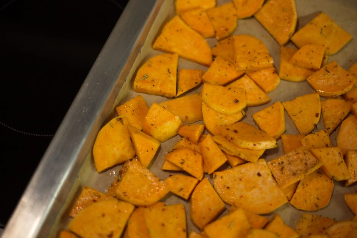 Batatas orkaitėje: kaip iškepti minkštą vidų ir apskrudusį paviršių