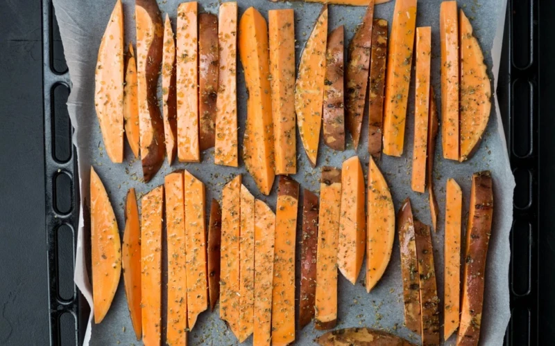 Batatas orkaitėje: kaip iškepti minkštą vidų ir apskrudusį paviršių