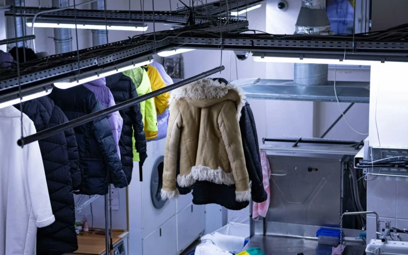 Pūkinė striukė po sezono prarado purumą: kaip ją išskalbti, kad nesuliptų užpildas