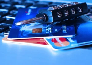 Banko kortelės gale esantys trys skaičiai gali kainuoti brangiai: jų neprašys net bankas