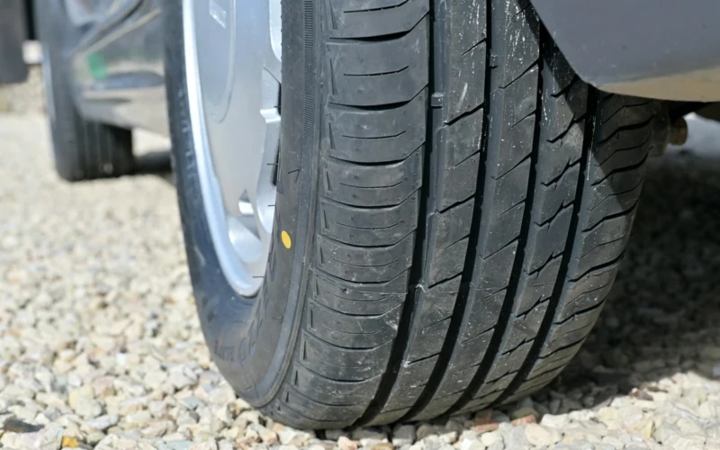 Automobilio padangos dyla tik viename krašte: ką tai pasako apie važiuoklę