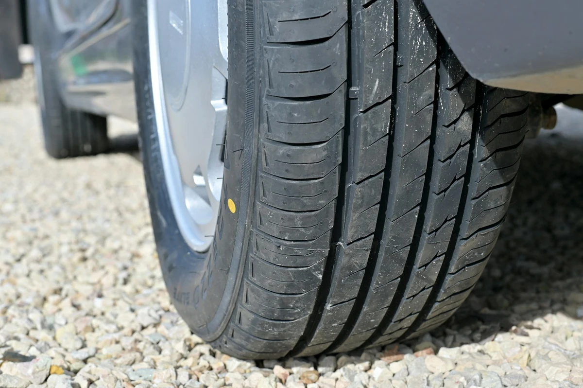 Automobilio padangos dyla tik viename krašte: ką tai pasako apie važiuoklę
