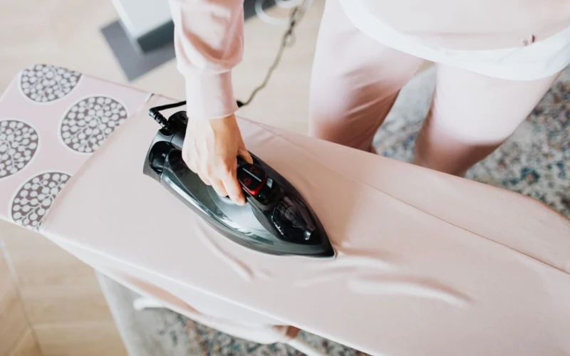 Klostuotas sijonas susiglamžė po skalbimo: kaip išsaugoti klosčių formą