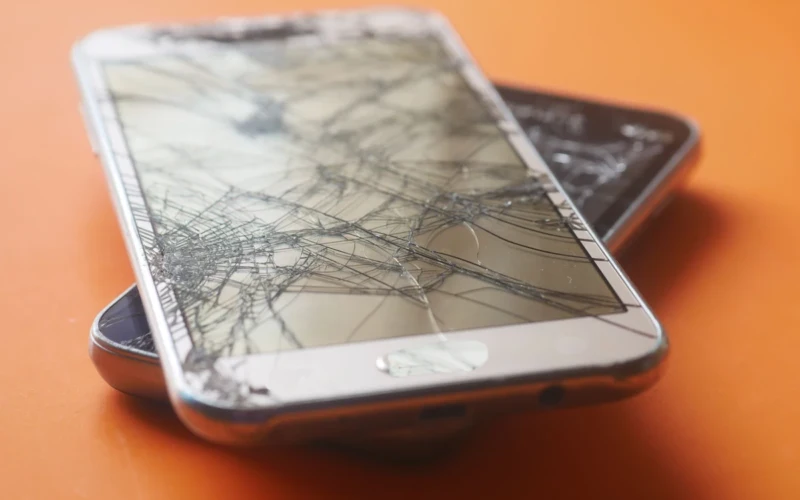 Paauglei telefoną nupirkome išsimokėtinai už 1 099 eurus: po trijų mėnesių jis sudužo, o draudimas padengė tik 180
