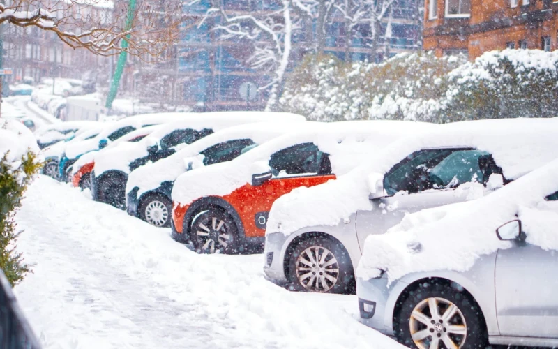 Atėjus pirmam šalčiui rankinį stabdį "užtraukti" ar palikti automobilį su pavara?