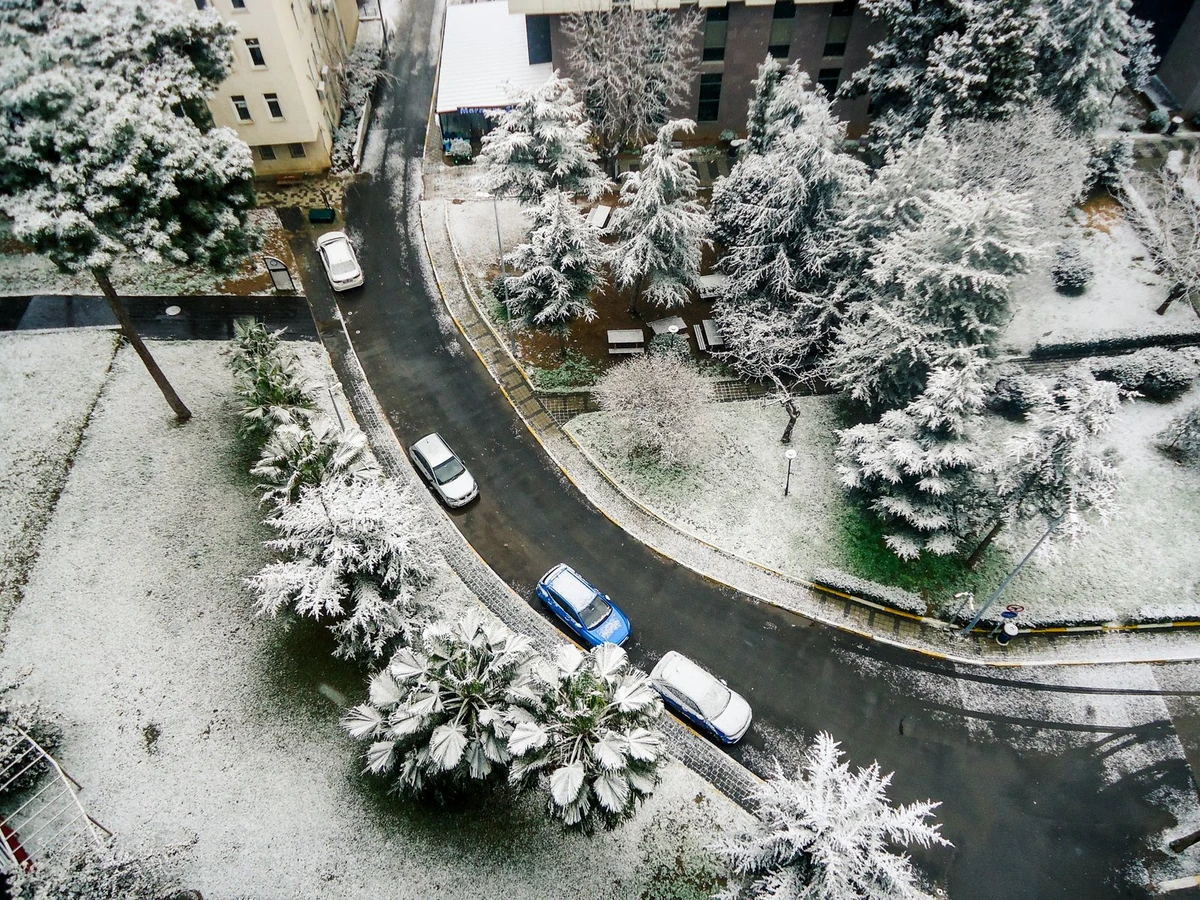 Atėjus pirmam šalčiui rankinį stabdį "užtraukti" ar palikti automobilį su pavara?
