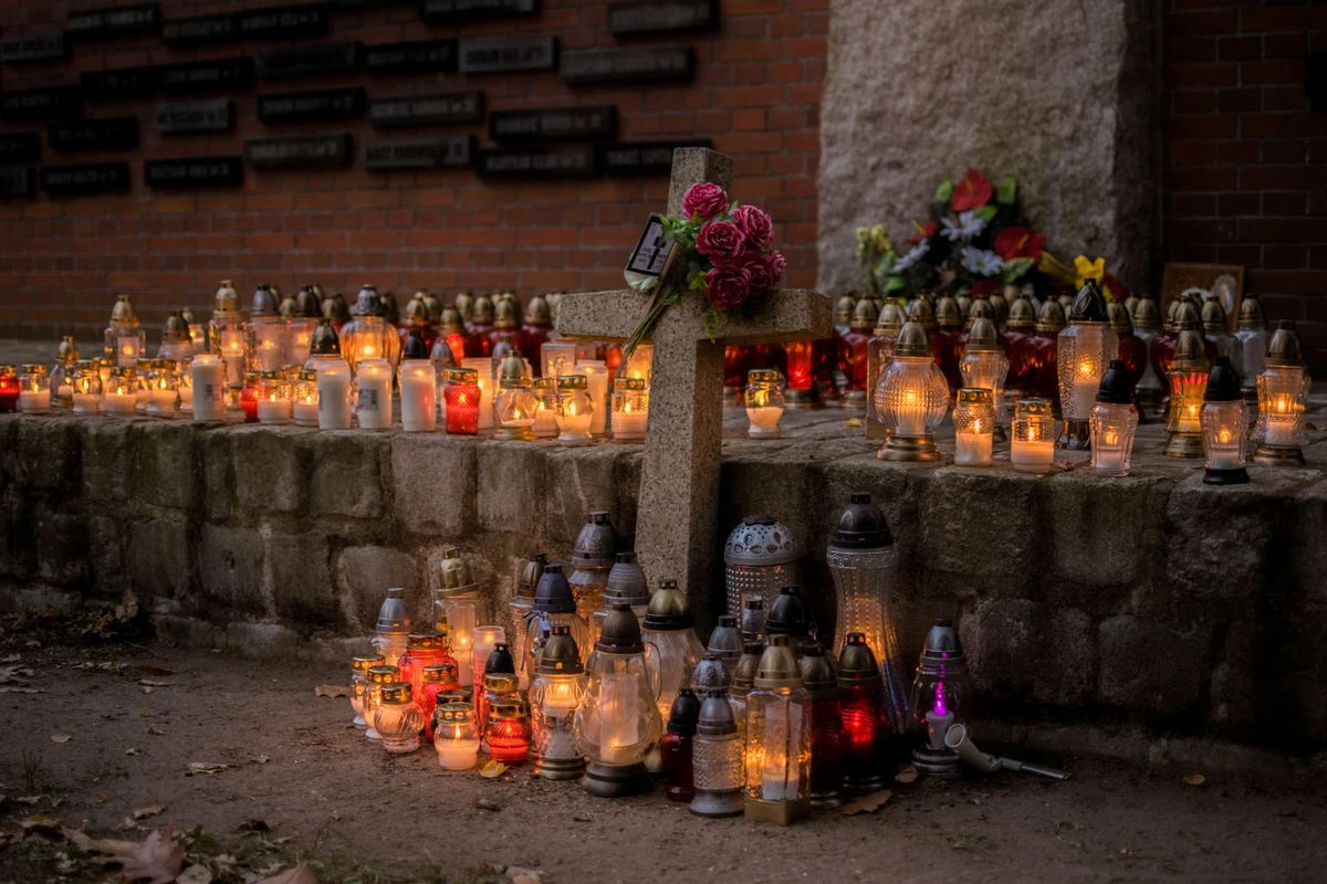 Per Vėlines kapus tvarkyti visiems giminaičiams ar tam, kuris gyvena arčiausiai?