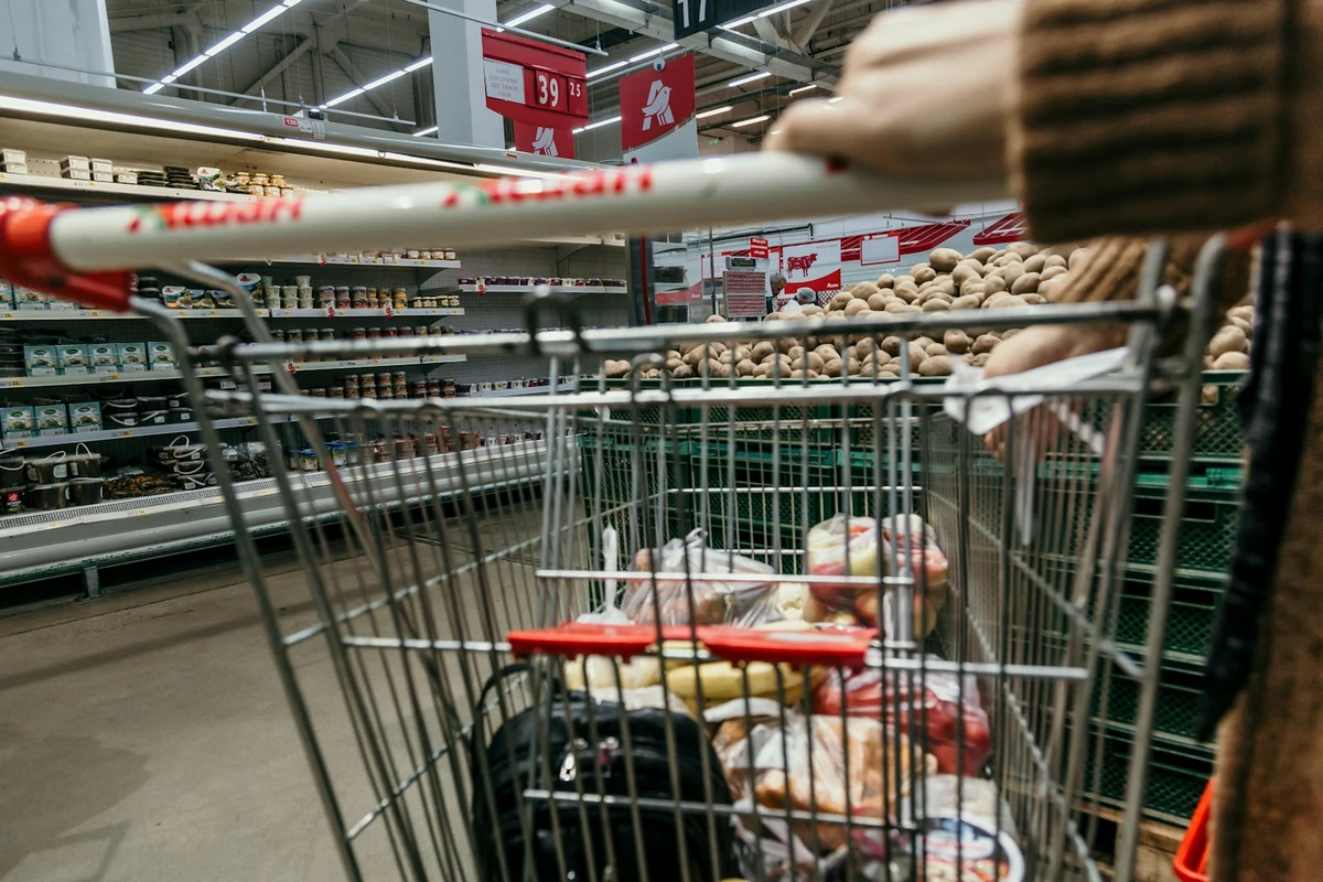 Prie kasos praleisti skubantį žmogų: mandagumas ar eilės taisyklių laužymas?