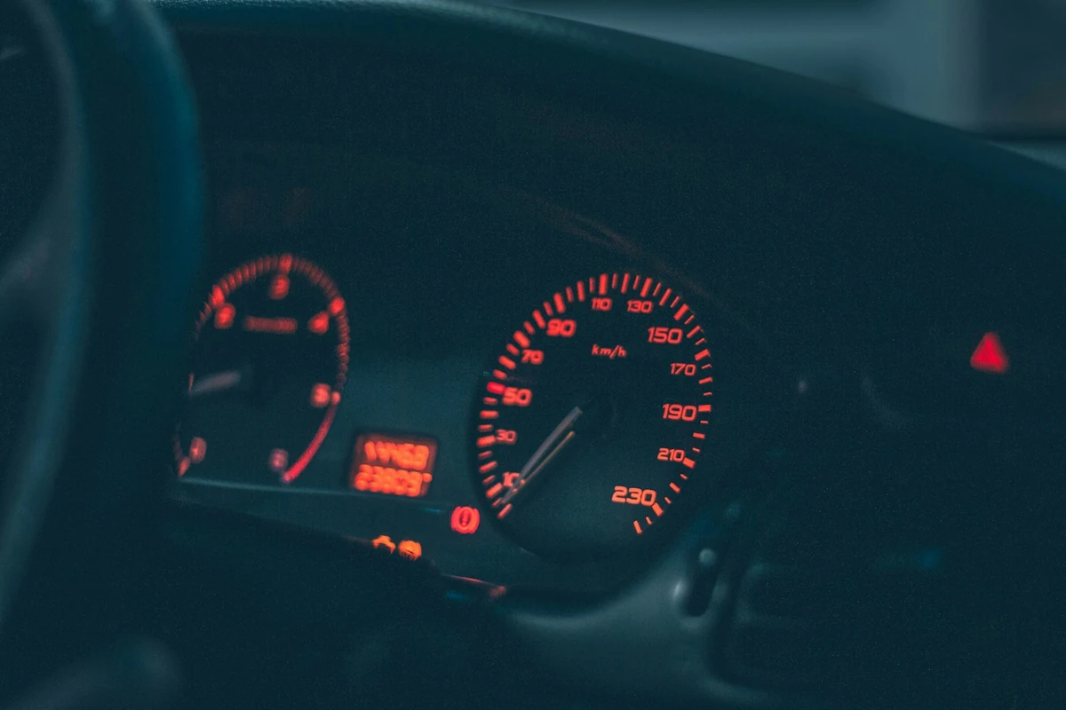 Airbag lemputė neužgęsta užvedus variklį: ką tai reiškia ir ar saugu važiuoti