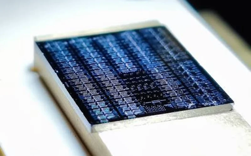 GlitterinTech lustas