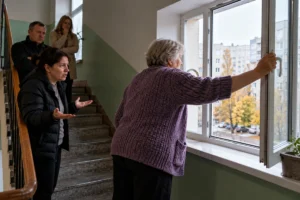 Kaimynė kiekvieną rytą atidaro visus laiptinės langus
