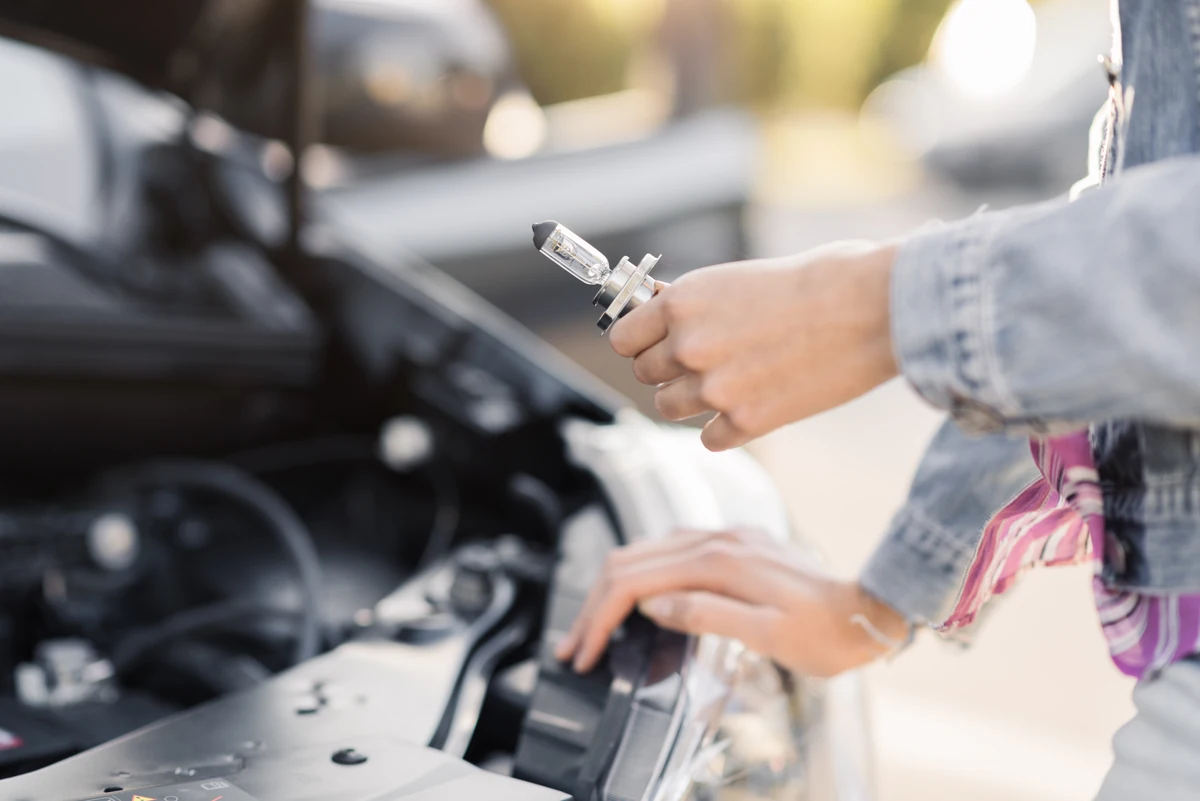 Lemputės keitimas automobilyje