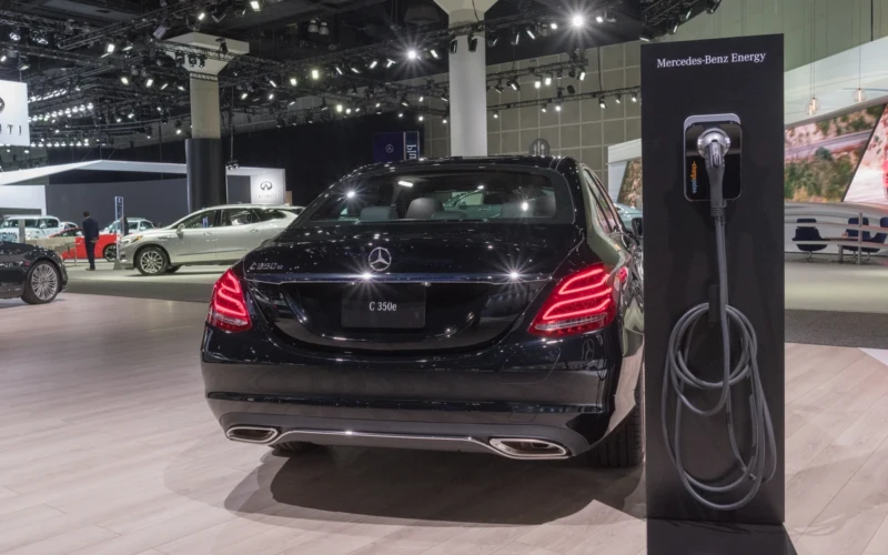 „Mercedes-Benz“ pradės mokėti elektromobilių savininkams