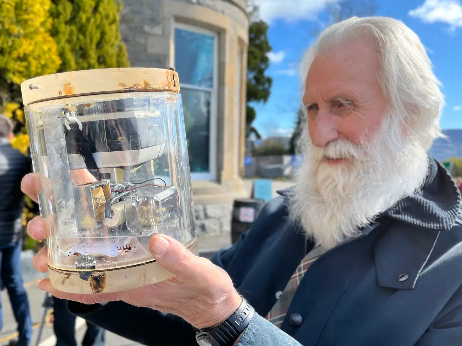 76 metų Adrianas Shine'as teigia, kad „pastebėjimai“ yra žmonių suvokimas apie įprastus įvykius, tokius kaip laivo pėdsakai. Nuotrauka: PA