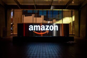 Amazon atleis darbuotojus / ACHPF / Shutterstock.com