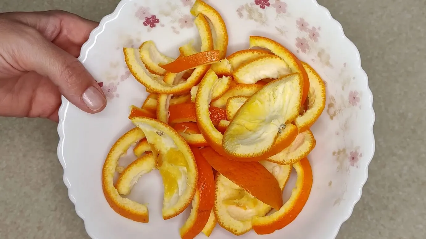 Apelsinų žievelės atgaivina kambarių kvapą