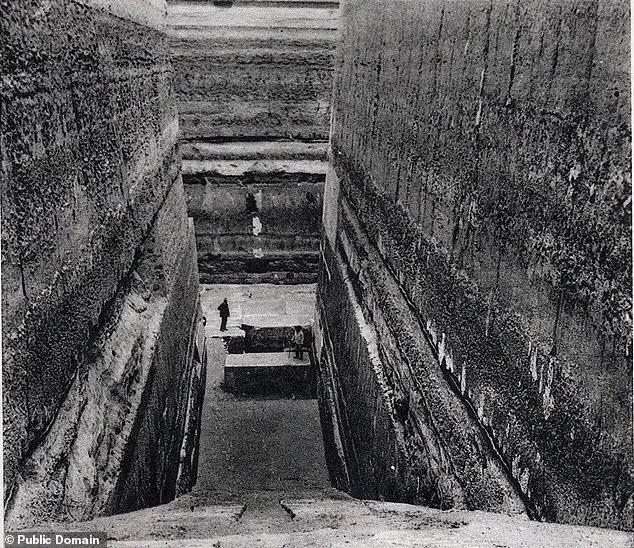 Archeologas Alessandro Barsanti pirmą kartą kasinėjo šią vietą XX a. pradžioje ir aptiko milžinišką T formos duobę