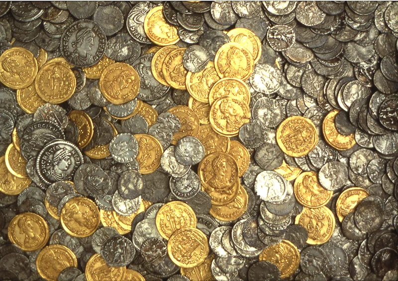 Radinio mastas nustebino mokslo pasaulį, nes Hoxne'o lobyje buvo rasta 15 233 monetos, išskirtiniai sidabro dirbiniai, daugybė auksinių papuošalų ir net asmeninės higienos reikmenų, todėl tai yra penktas pagal svarbą tokio pobūdžio radinys pasaulyje, rastas II–VII amžiuje po Kr. Iliustracija: Auksinės ir sidabrinės monetos iš Hoxne'o lobio, © Britų muziejus