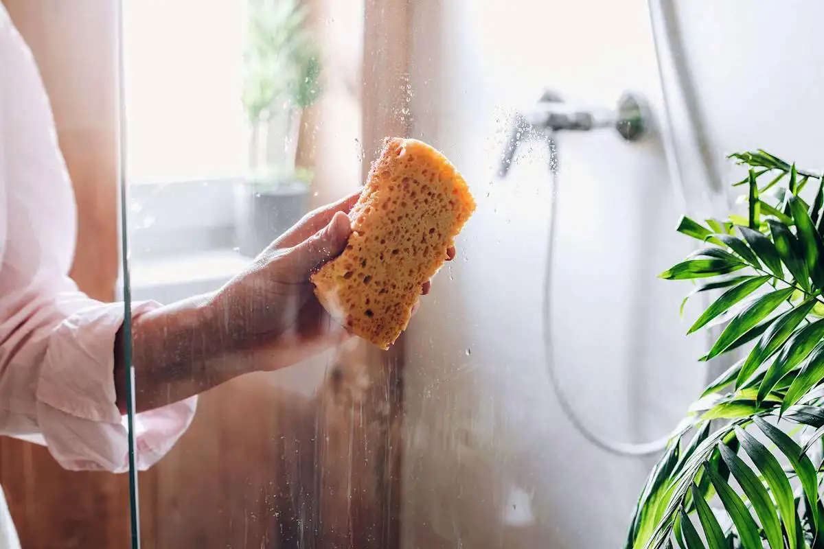 Cheminis mišinys, kuris lengvai pašalina riebalus ir kalkių nuosėdas